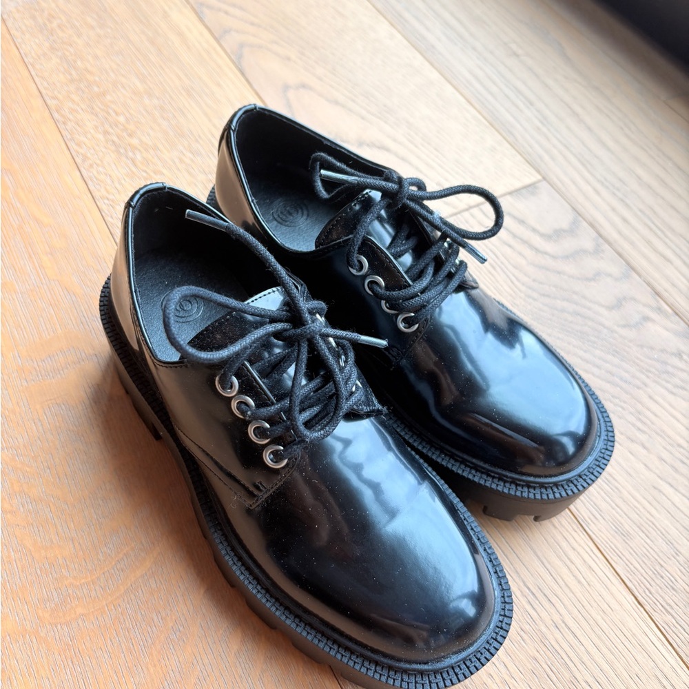 Urban outfitters women’s black loafers